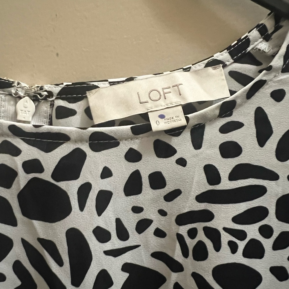 LOFT Monochrome Abstract Blouse - Picture 3 of 3